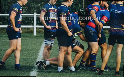 场上两队实时比分数字不断交替闪烁